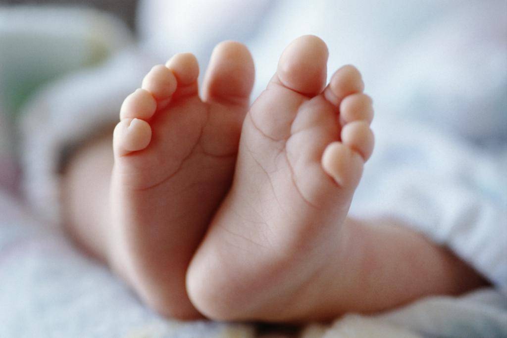 Почему у ребенка сильно потеют ноги: что делать и как лечить причины