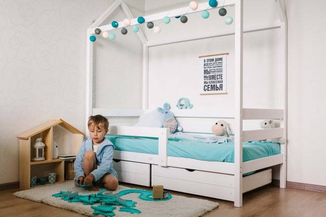 Детская кровать для мальчика (85 фото): кроватка в виде домика в комнату ребенка 4 лет и старше
