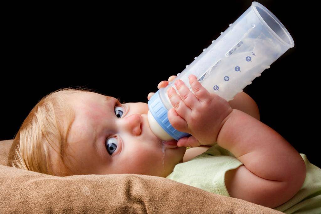 Как пить воду ребенку: нужно ли давать новорожденному, норма питья в сутки, причины нежелания и чрезмерной жажды, как приучить?