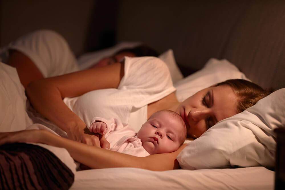 Сон ребенка: стоит ли малышу спать с мамой? - страна мам