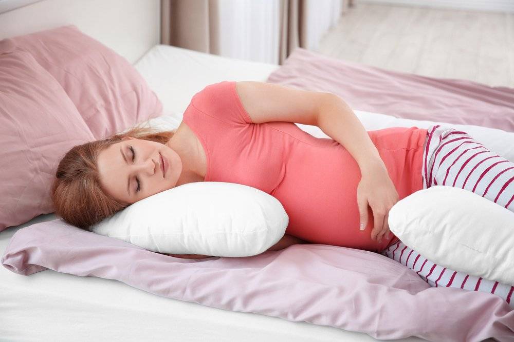 Поза для сна во время беременности – 3 триместра + 3 запрещенных!