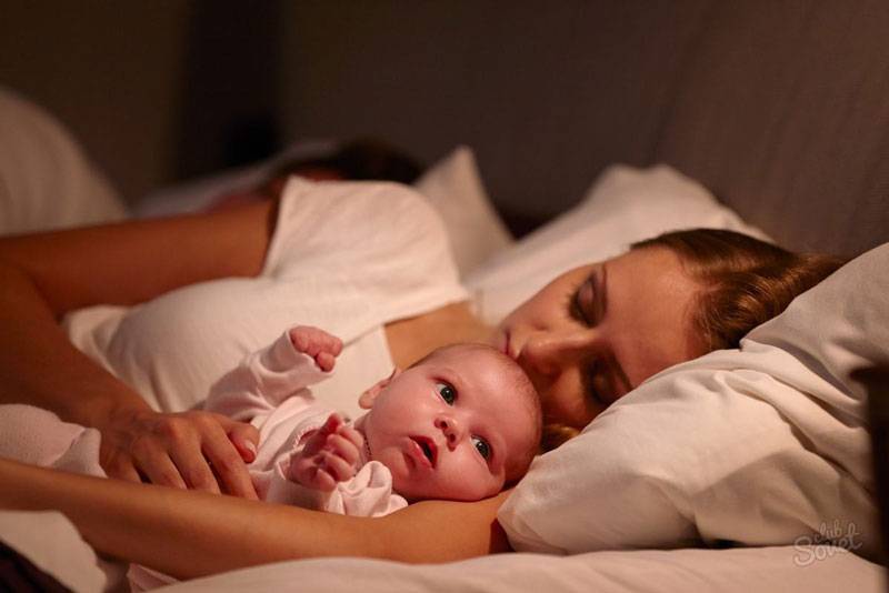 Почему новорождённый не спит после кормления