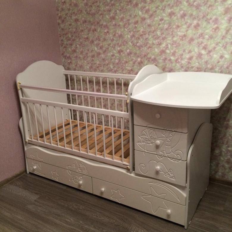 Кроватка с пеленальным столиком (41 фото): детские модели для новорожденных, варианты с комодом и ящиками