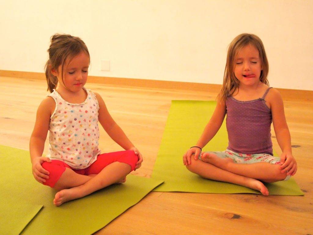Беби-йога для малышей: упражнения и комплексы