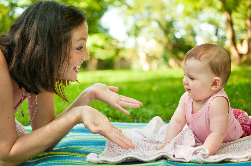 Как разговаривать с грудным ребенком: что говорить и с какой интонацией