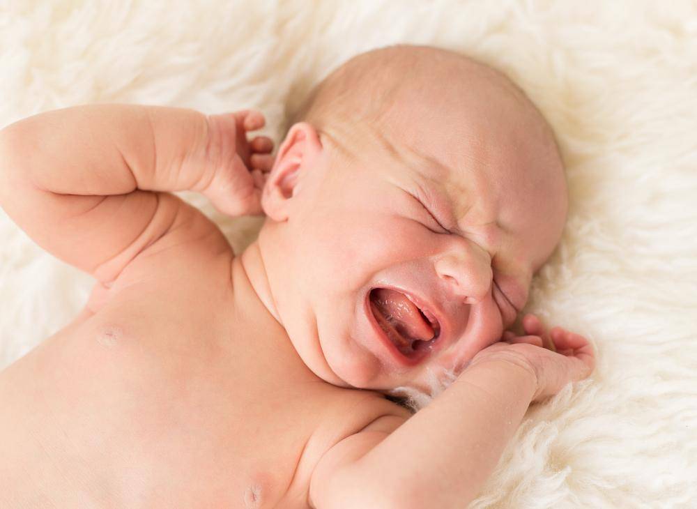 Почему грудной ребенок выгибается и плачет во время кормления