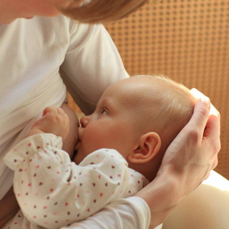 Почему новорожденный ребенок икает после кормления грудью?