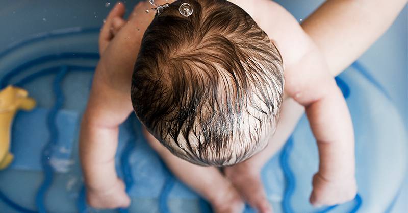 Как купать новорожденного ребенка - сначала купать или кормить?