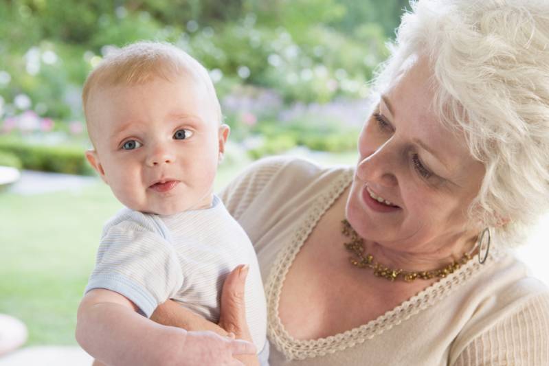 Должна ли бабушка помогать с внуками? как поделить обязанности между мамой и бабушкой. советы бабушкам