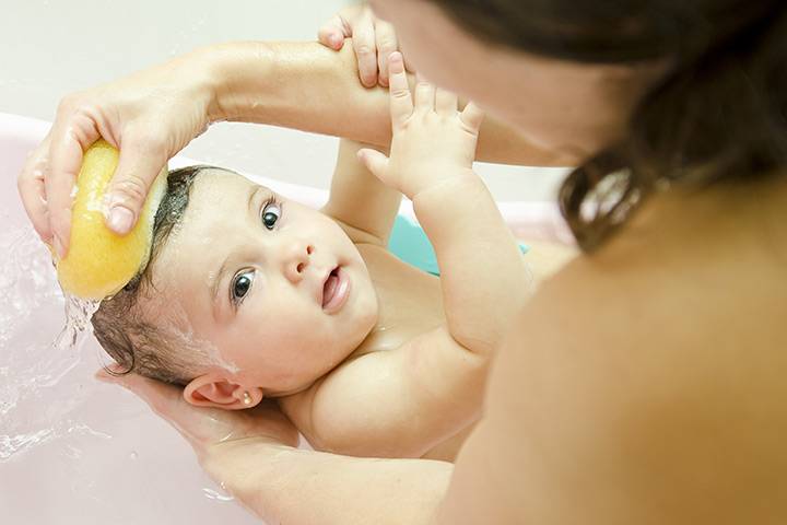 Когда и как моют голову новорожденному?