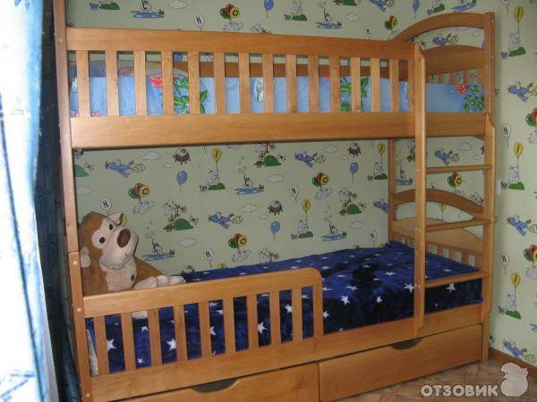Двухъярусная кровать с бортиками для детей (34 фото): невысокие детские модели для малышей с высокими бортами внизу