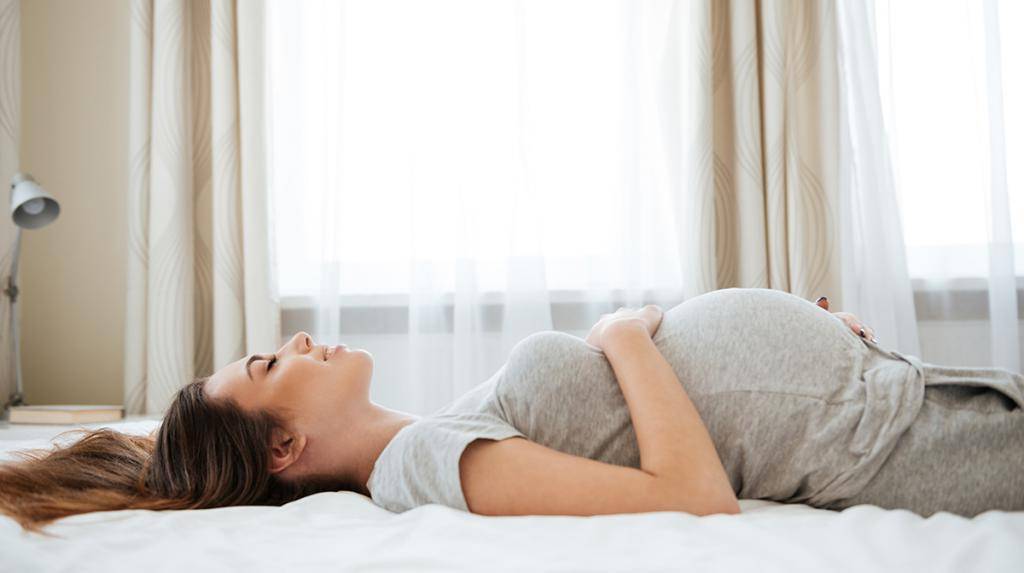 Кровать и беременность: как правильно ложиться и вставать?
