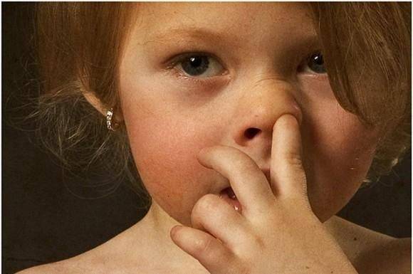 Почему ребенок ест козявки из носа и как его отучить от этого?