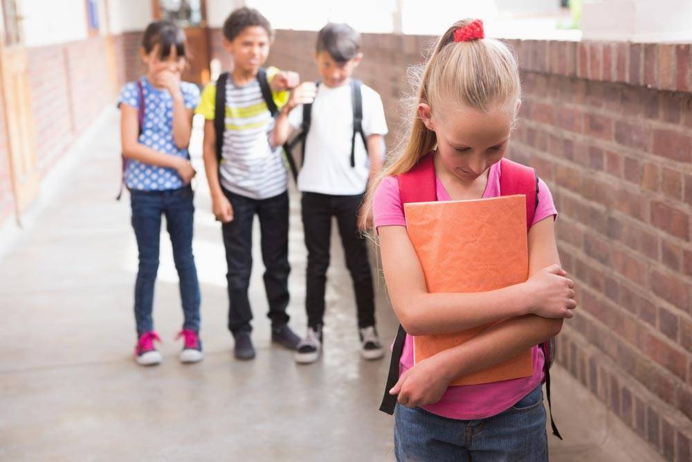 Если ребенка обижают в школе: что делать родителям?