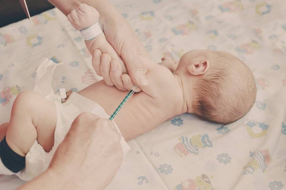 Прививки новорожденным в роддоме: какие делают сразу после рождения
