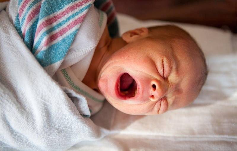 Почему новорожденный ребенок плачет, причины плача, как понять и успокоить малыша