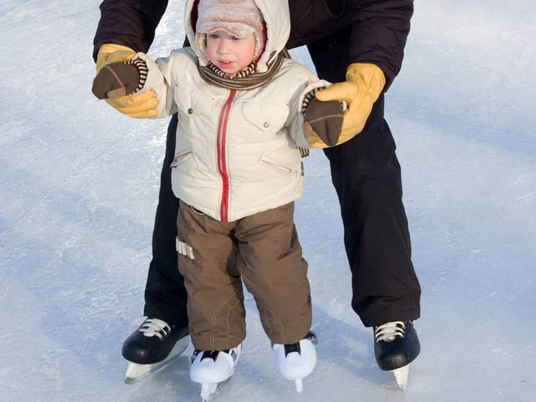Как научить ребенка кататься на коньках: польза, с какого возраста, техника катания