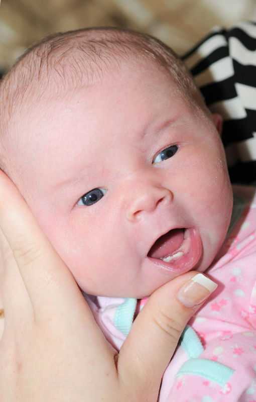 Рождаются ли дети с зубами. ребенок родился с зубами: причины, что делать, удаление, приметы