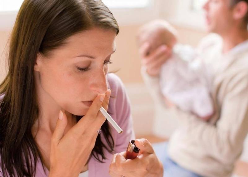 Можно ли курить кормящей маме: опасности и последствия
