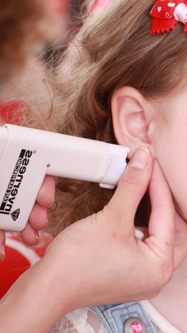 Когда и каким способом лучше прокалывать уши ребенку?
