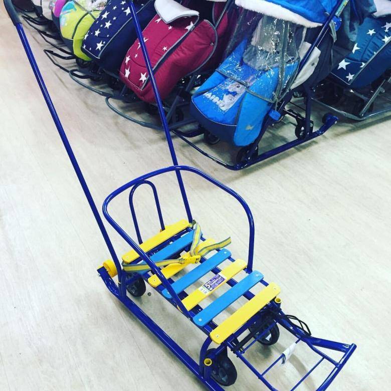 Детские санки-коляска с колёсами: критерии выбора, рейтинг лучших моделей, как собрать и ухаживать