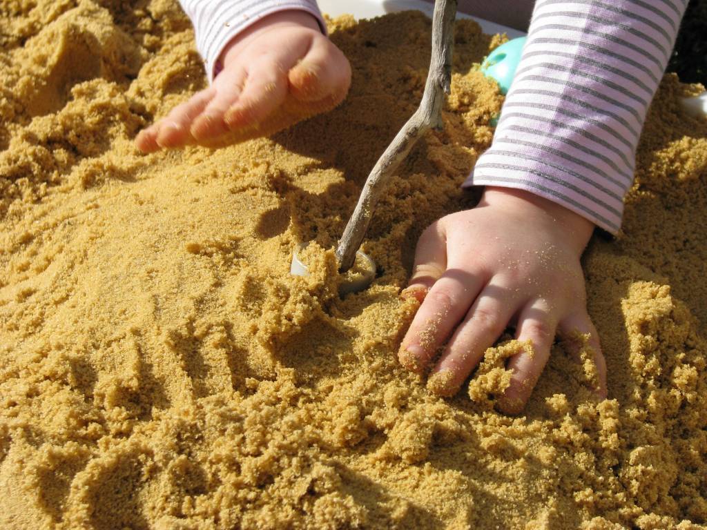 Почему ребенок ест песок и землю, чего не хватает организму и что делать, если малыш его наелся? - нет инфекции