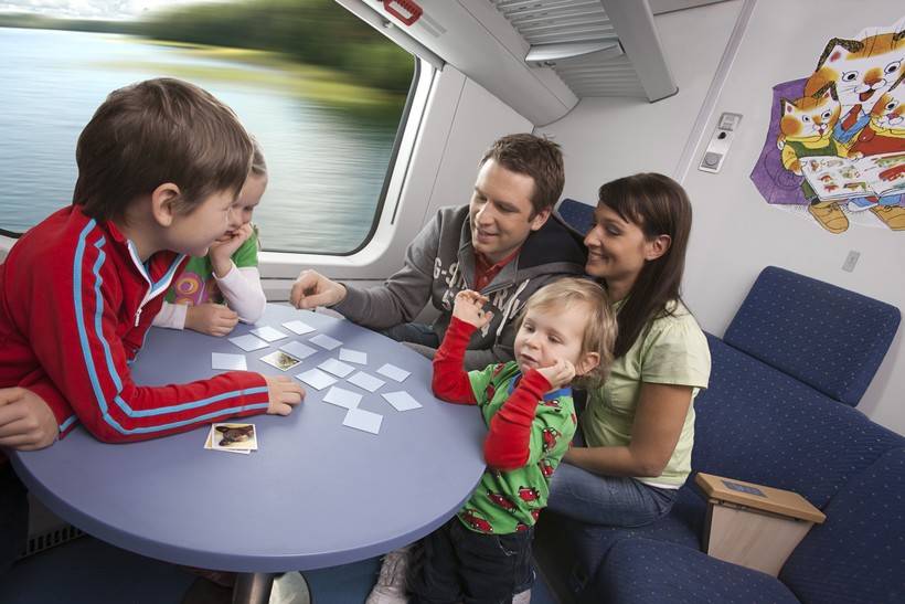 Чем занять ребенка в дороге: что делать в самолете, в машине, в поезде?