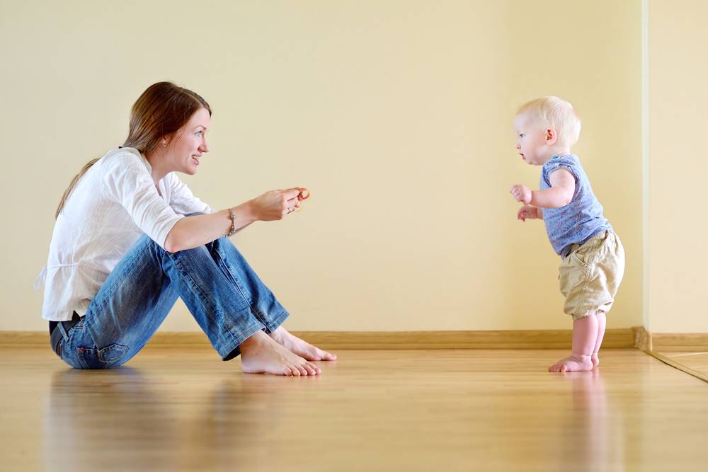 Как научить ребенка самостоятельно ходить: правильная методика, упражнения (с видео)