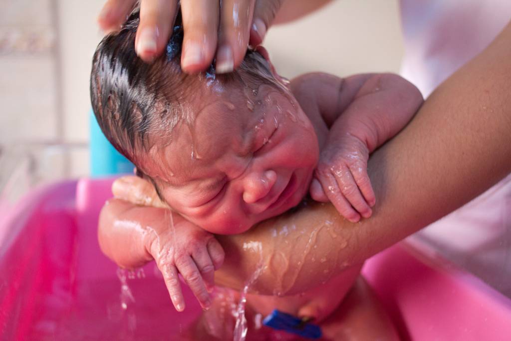 Как мыть голову новорожденному
