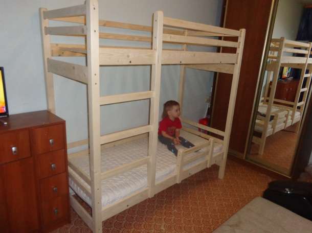 Детская двухъярусная кровать из массива дерева
