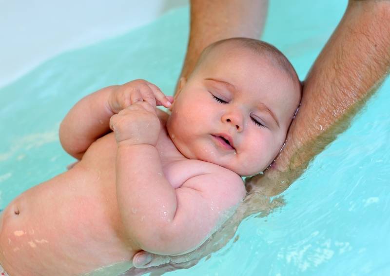 Во сколько купать новорожденного ребенка перед сном, есть ли польза грудничку от водных процедур вечером, как нужно правильно мыть малыша, даны советы