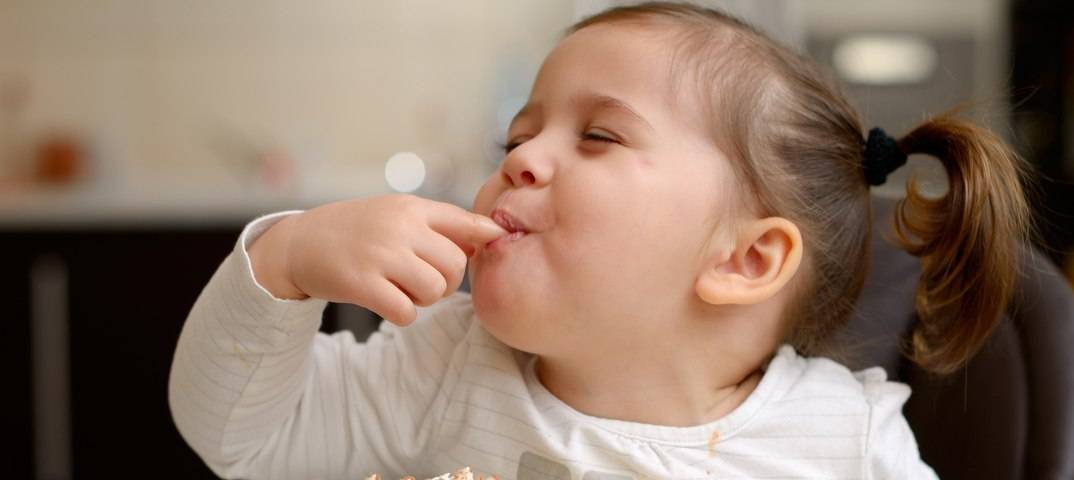 Почему дети едят козявки из носа | 7 причин