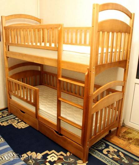 Детская двухъярусная кровать из массива (35 фото): деревянные модели из сосны для детей