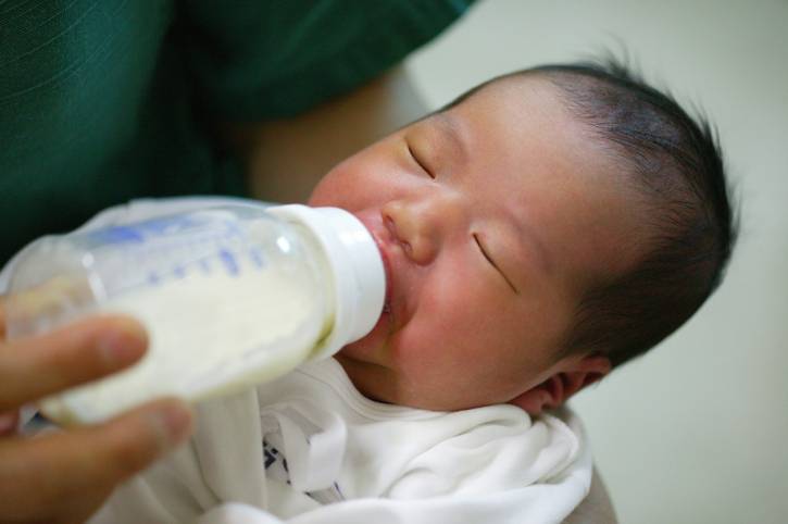 Как понять что новорожденный сыт. как определить, наедается ли ребенок грудным молоком — как скорректировать? как объяснить ребенку, откуда берутся дети