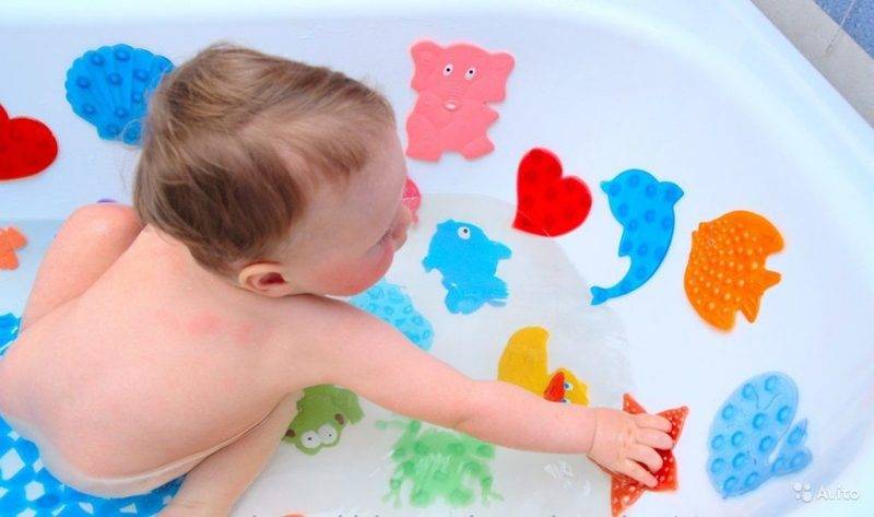 Особенности выбора детских мини-ковриков для ванной