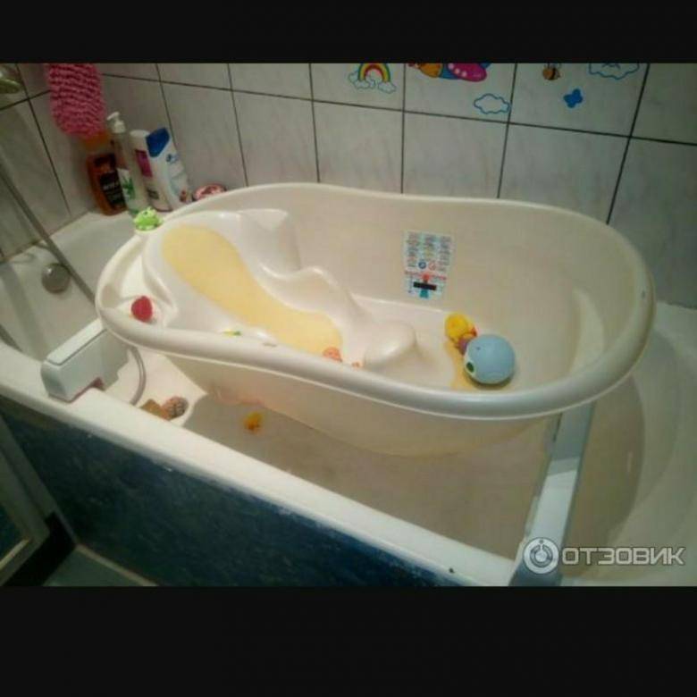 Что нужно для ванночки. Детская ванна для купания. Детская ванночка для купания с ребенком. Детская ванночка в душевую. Детская ванночка для купания прозрачная.