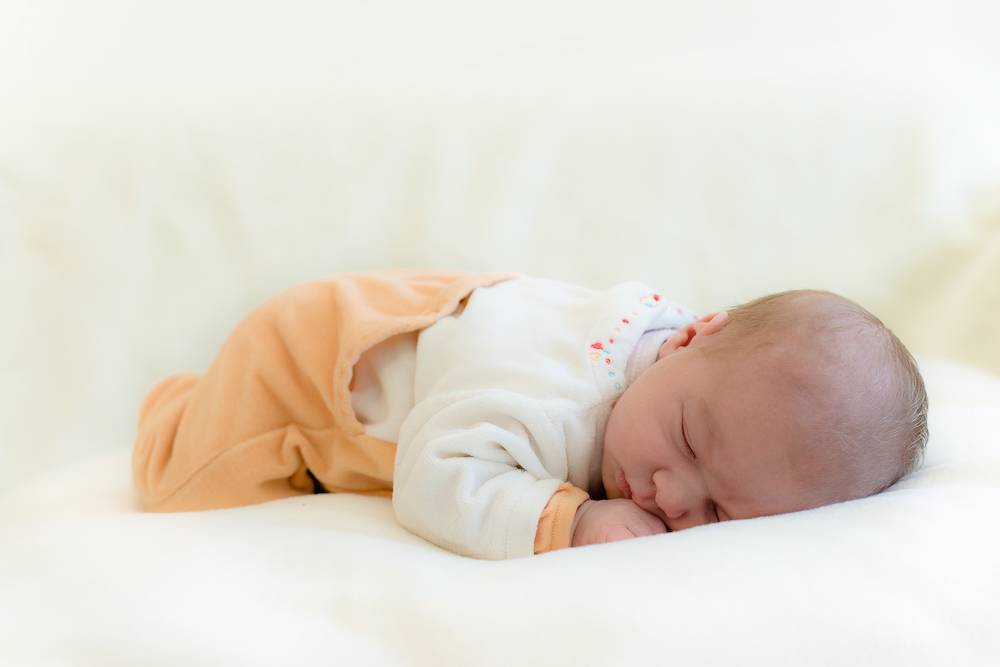 Как укладывать новорожденного спать? сон на спине, на боку и на животе