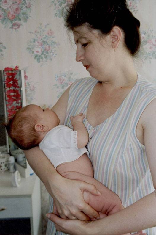Как правильно держать и носить новорожденного ребенка?