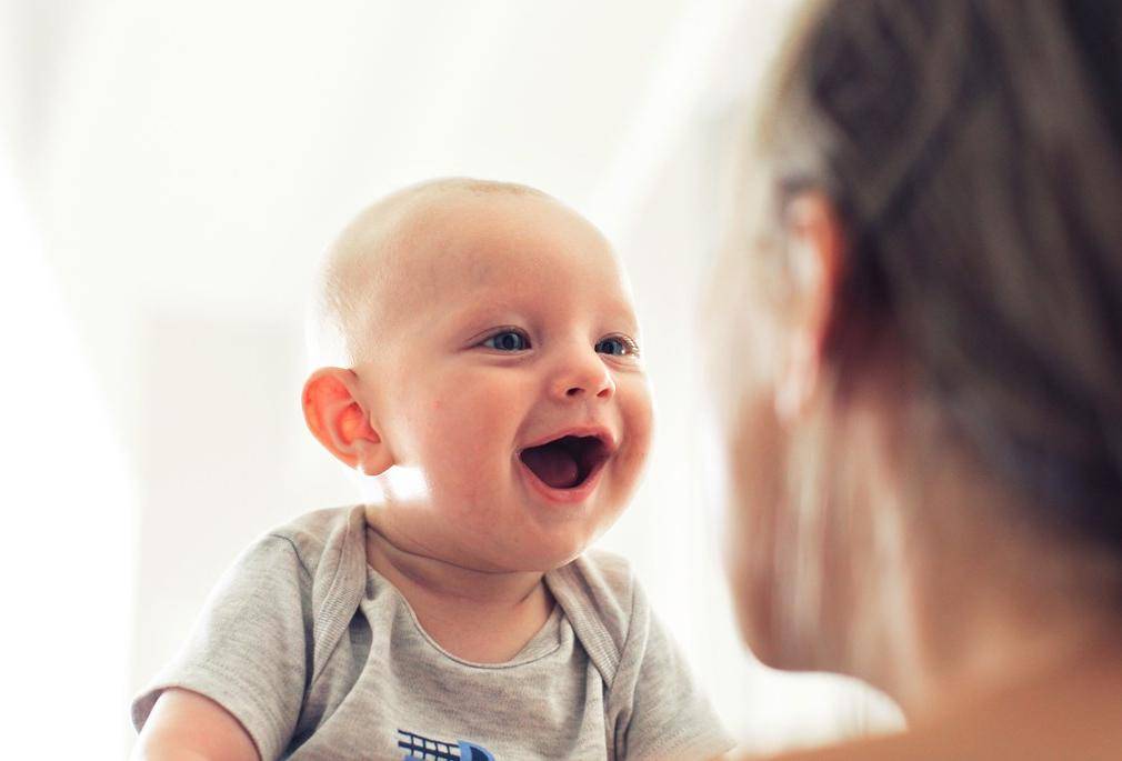 В каком возрасте малыш начинает улыбаться и смеяться?