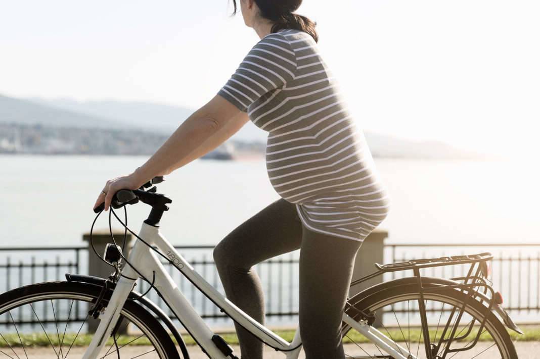 Можно ли беременным кататься на велосипеде? почему нельзя ездить во время беременности? правила езды на ранних сроках