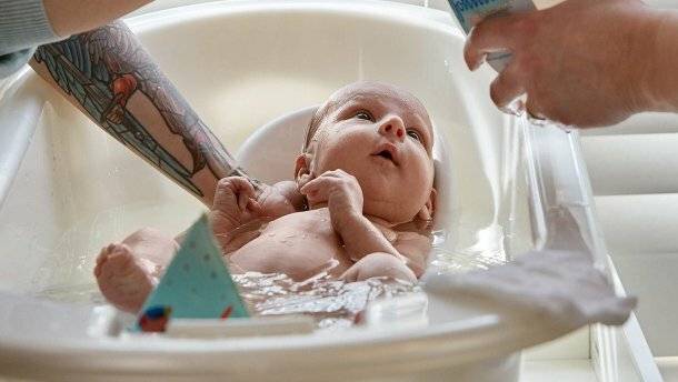 Как купать и мыть голову новорожденному ребенку - рекомендации педиатра | малыш здоров!