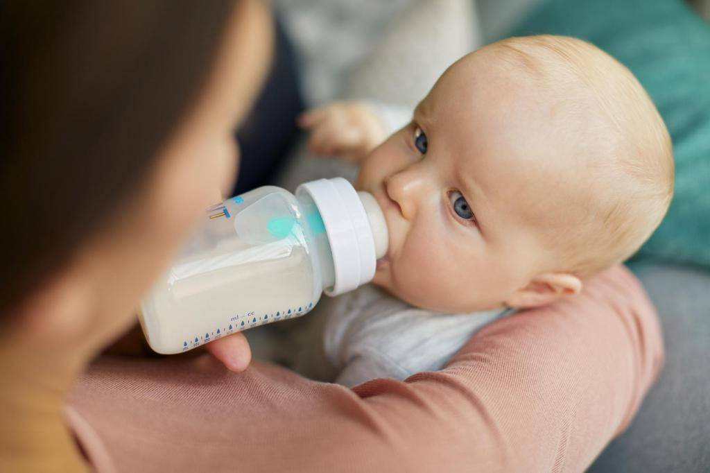 Как приучить грудного ребенка к кормлению из бутылочки