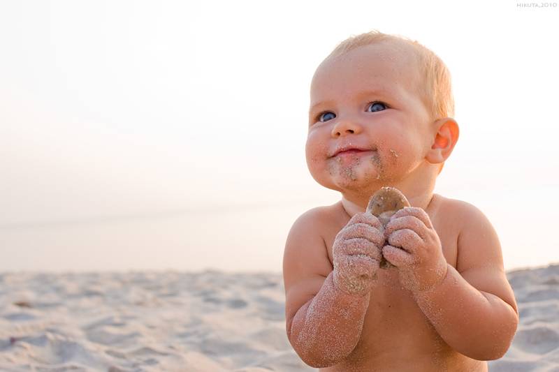 Летние страхи – ребёнок «на выпасе. почему ребенок ест землю и песок, чего не хватает организму и что делать? ребенок наелся песка из песочницы что делать