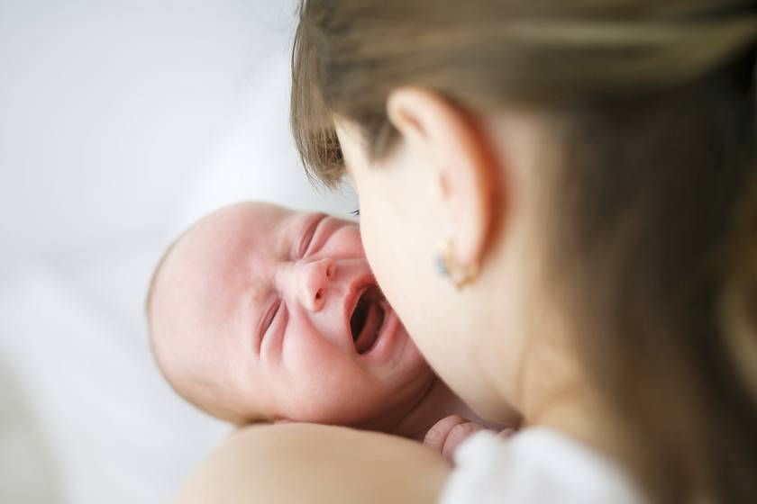 Как успокоить плачущего младенца - причины, диагностика и лечение