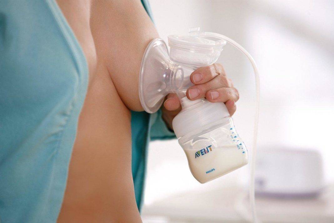 Как правильно сцеживать грудное молоко руками