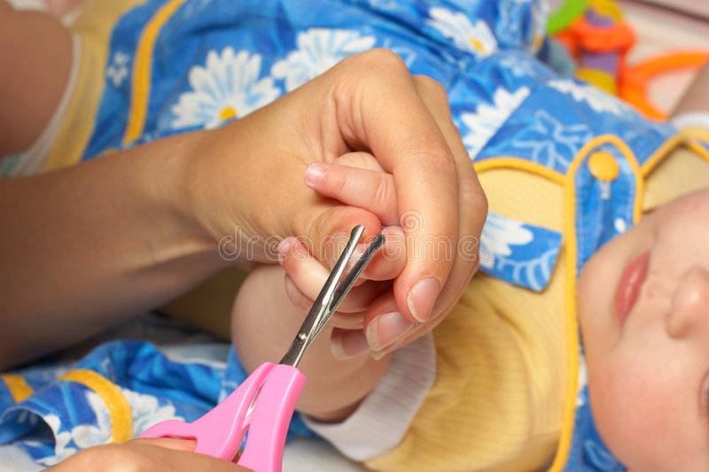Как правильно стричь ногти младенцу