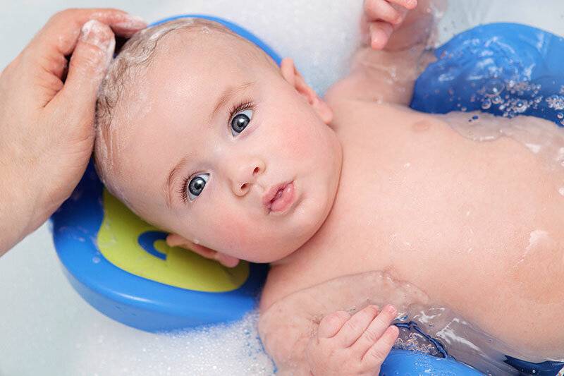 Как мыть голову новорожденному младенцу: рекомендации для родителей ~