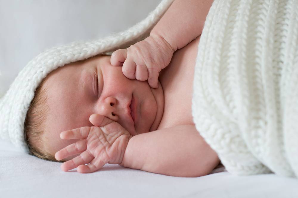 Почему плачет новорожденный - во сне, перед мочеиспусканием и в другое время