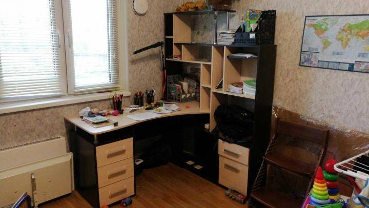 Угловой письменный стол для двоих детей: размеры и особенности выбора