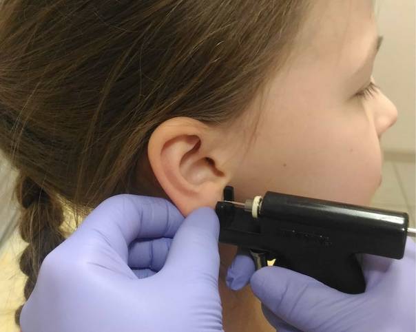 Когда прокалывать уши ребенку: мнения и рекомендации